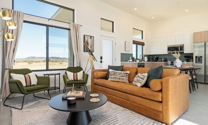Joshua Tree House | Modern luxury/hot tub/75" tv/bbq/views