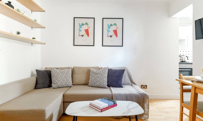 Fitzrovia Apartment | Modern Luxury in Prime Fitzrovia: Stylish 1BR Haven