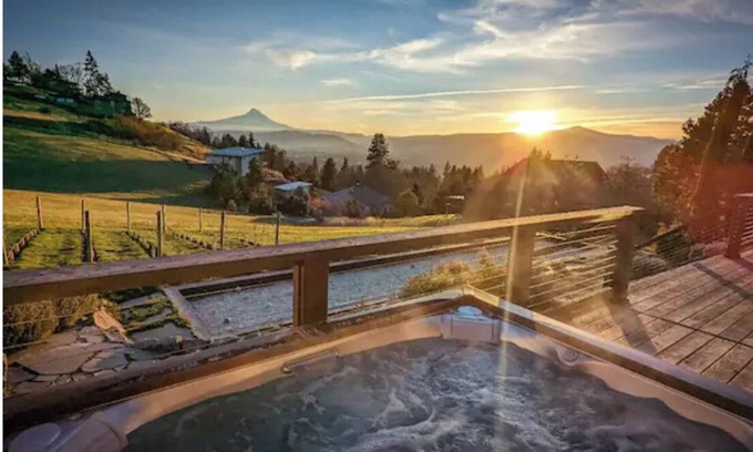 White Salmon House | Modern Luxury. Private Hot Tub & views of Mt Hood!