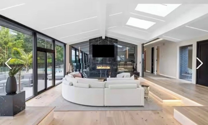 Burlington House | Modern Luxury Private Oasis on the Escarpment in Burlington. Mins from the Lake!