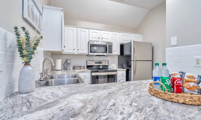 Gunter Afs House | Modern Luxury Retreat w/Fast Wifi. 10 mins from Downtown, ASU & Maxwell AFB.