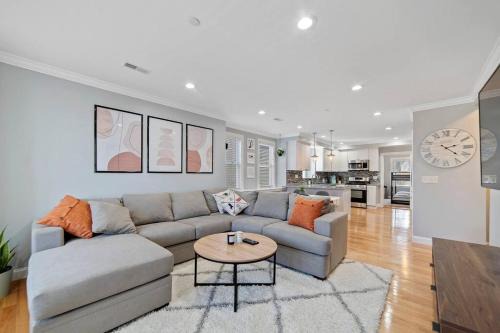 Roxbury Apartment | Modern Luxury Steps from Zoo & Golf Course