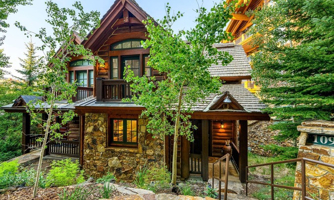 Mountain Village Cabin | Modern luxury in this beautiful three bedroom Cabin