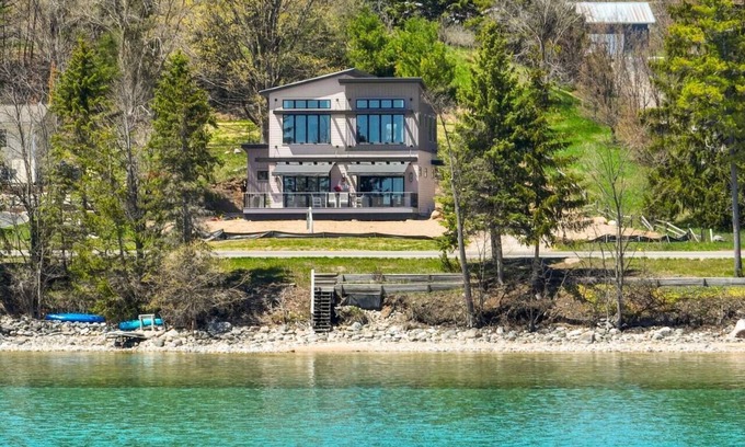 Traverse City House | Modern Luxury Waterfront On Old Mission Peninsula