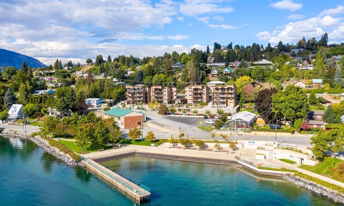 Manson Condo | Modern Marina's Edge Condo - Pool, Spas