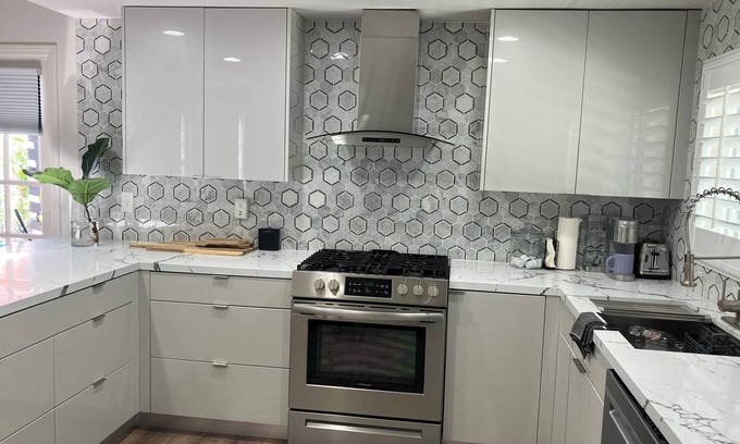 Valencia House | Modern Masterpiece property near golf course, Magic Mountain and down town.?