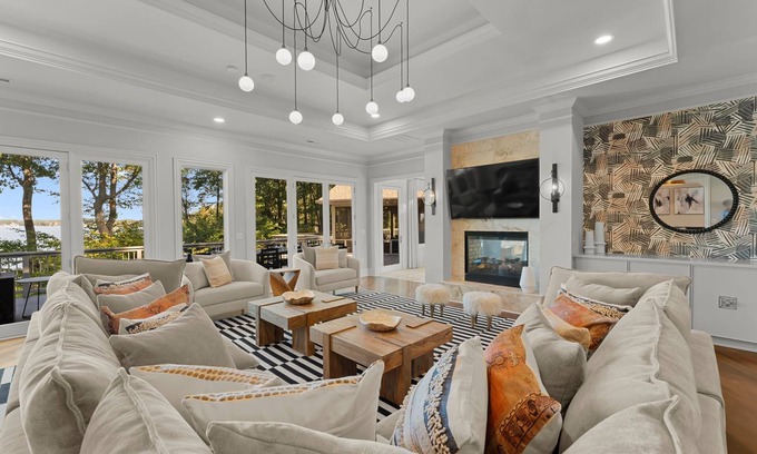 Denver House | Modern Masterpiece by AvantStay | Waterfront + Private Dock