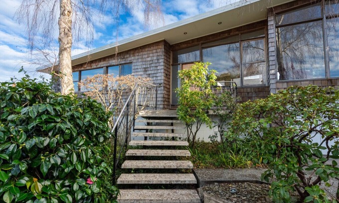 Dunedin House | Modern Mid-Century Retreat