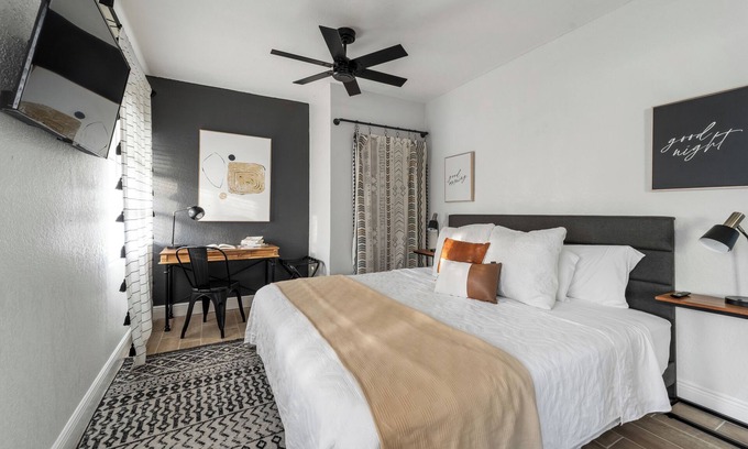 Tarpon Springs House | MODERN/Mins to Beach/walk to dwtn/Free parking