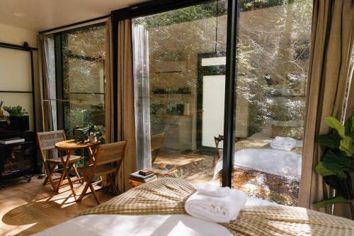 Campton House | Modern Mirror Home w/Hot-tub | “Glass House” #2