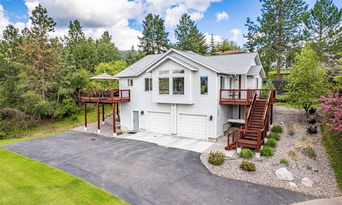 Moose Can Gully House | Modern Missoula home with AC, WiFi, 2-car garage, sleeps 10, & beautiful views!