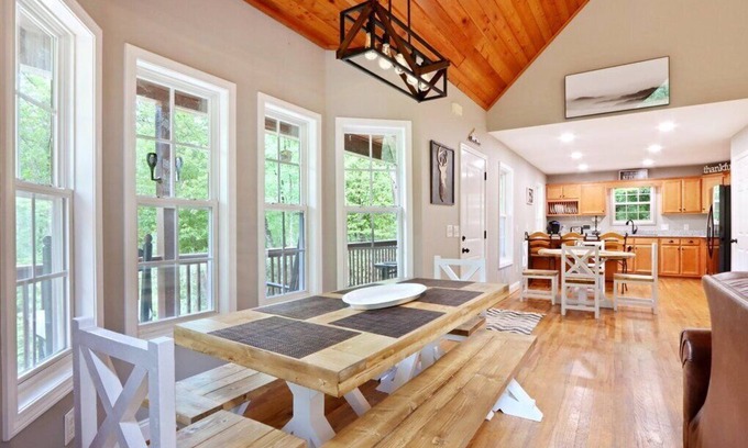 Helen Cabin | Modern Mountain Retreat with Peaceful Stream near Wineries!