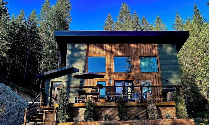 Golden House | Modern Mountain Chalet Golden, BC