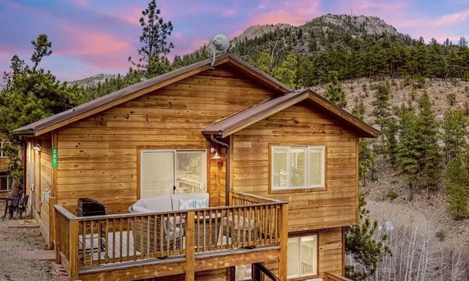 Bailey Ski Chalet | Modern Mountain Chalet - Walk to Town