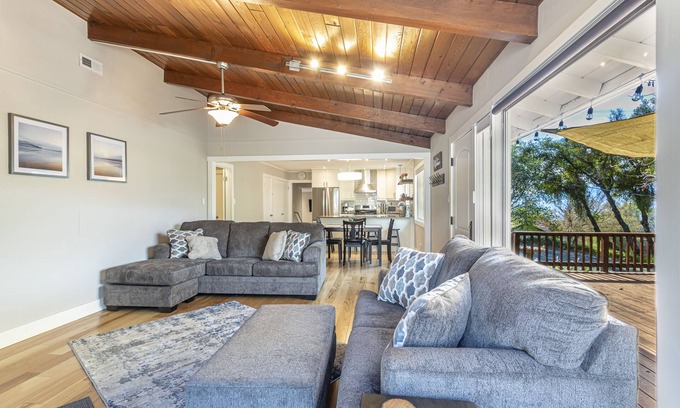 Yosemite Forks House | Modern Mountain home close to Yosemite S. entrance & Bass Lake.