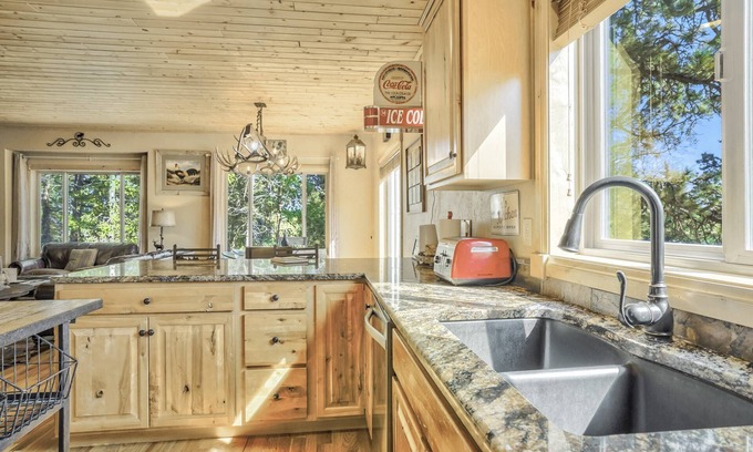 Florissant House | Modern Mountain Home, Internet, WiFi, Dog Friendly with Fee