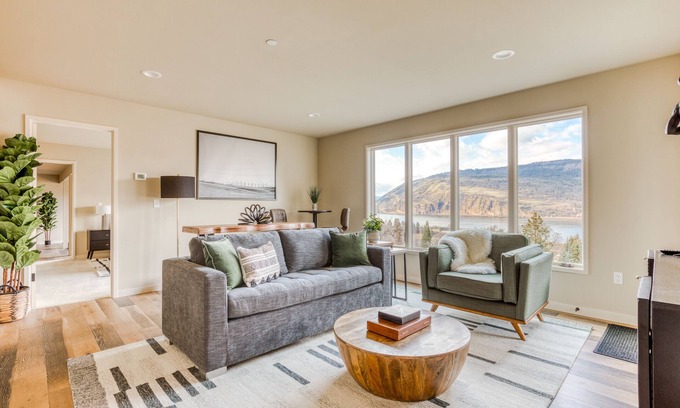 Mosier House | Modern mountain & river-view house with balcony, deck, gym, and WiFi