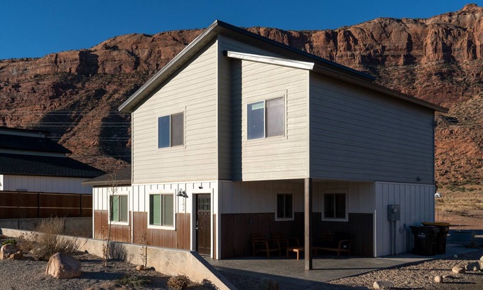 Moab South Valley House | Modern mountain view house w/private hot tub!
