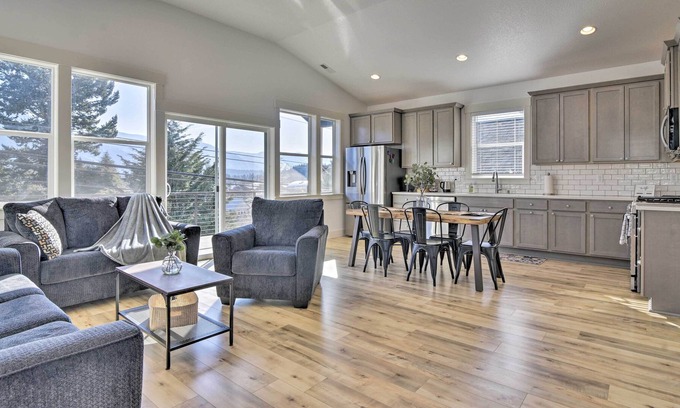 Stevenson House | Modern Mountain-View Home: Walk to Columbia River!