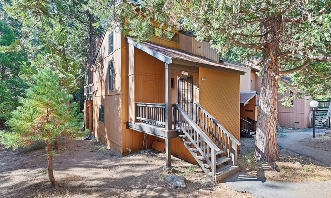 Shaver Lake Condo | Modern Moutain Retreat w/Spa and Sauna