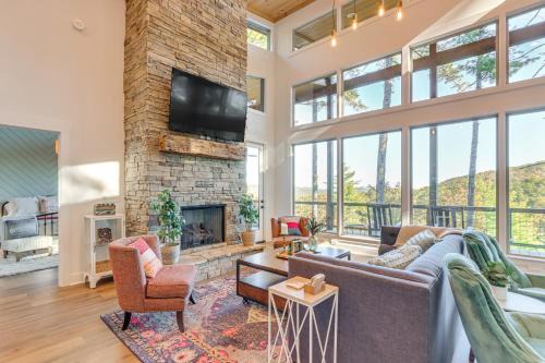Cherry Log House | Modern Mtn Cabin with Deck and Views in Blue Ridge!
