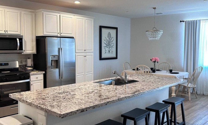 Reedley House | Modern Newly Built 3 BD with 4 beds/2 BA Home - Near 3 Nat. Parks & 3 major HWYs