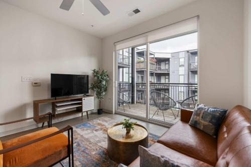 Downtown Louisville Apartment | Modern Nulu 2BR CozySuites 09