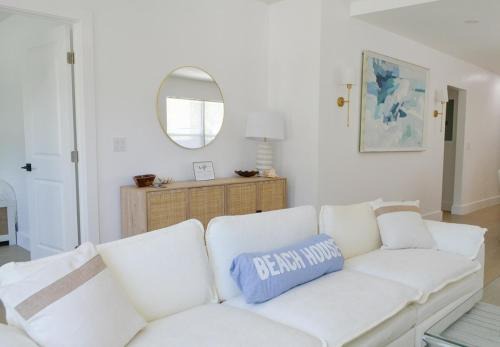 Pinewood Park House | Modern Oasis 4 bedroom 2 bathroom- Sleeps 12