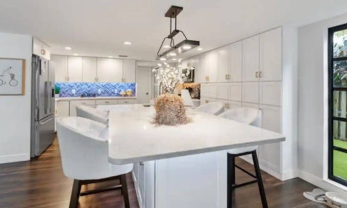 South Gate Ridge House | Modern, open floor plan convenient to everything