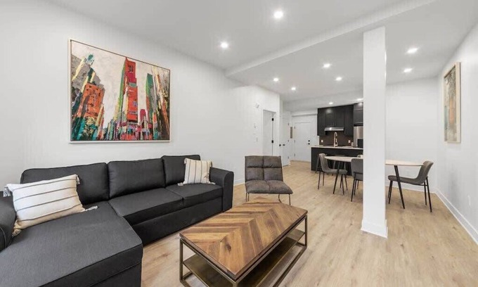 Cote-Des-Neiges—Notre-Dame-De-Grace Apartment | Modern & peaceful 1 bed suite,sleep 4,All included