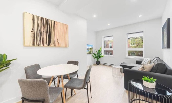 Cote-Des-Neiges—Notre-Dame-De-Grace Apartment | Modern & peaceful 1 bed suite,sleep 4,All included