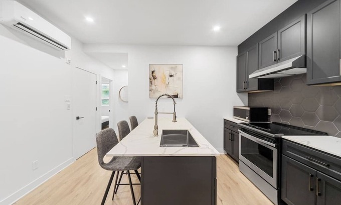 Cote-Des-Neiges—Notre-Dame-De-Grace Condo | modern & peaceful 2 bed condo, sleep 6,