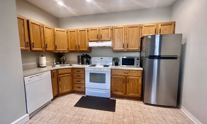 Morton House | Modern Philly Suburb Townhouse - Easy City Access & Close to the AIrport