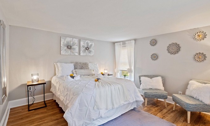 Gayborhood Apartment | Modern Posh Upenn/Drexel Univ Studio