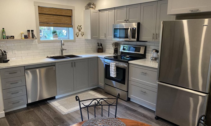 Saanich East House | Modern & Private 2BR Suite