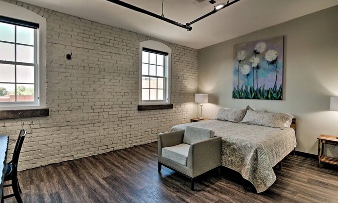 Hickory Apartment | Modern & Private Downtown Hickory Guest Retreat!