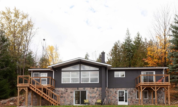 Clearview Ski Chalet | Modern Private Family-Friendly Chalet Near Walking Trails - Monthly Available