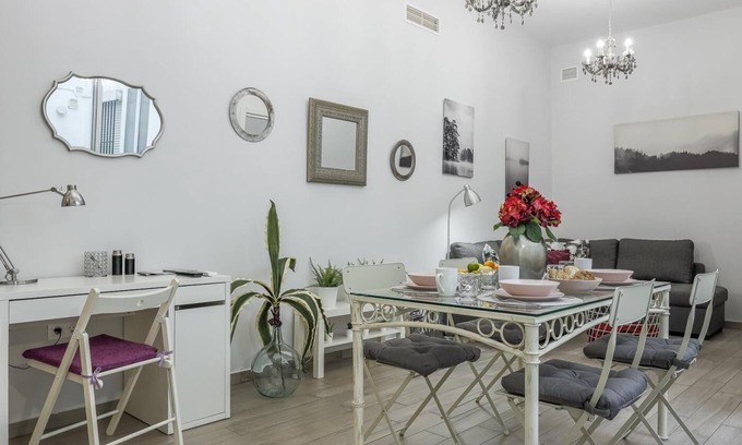 San Roque Apartment | Modern & quiet apartment in typical Sevilla house