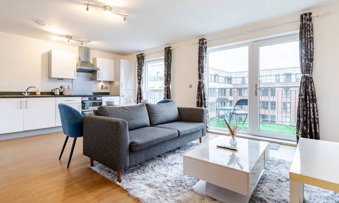 Havering Apartment | Modern & Relaxing 2 Bed Flat with Balcony, Easy London Access