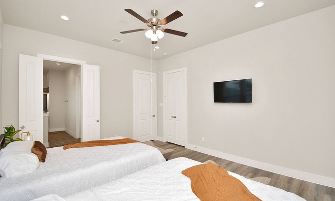 Spring Branch Central House | Modern, Relaxing Home in HTX - Sleeps 10+ Guests!