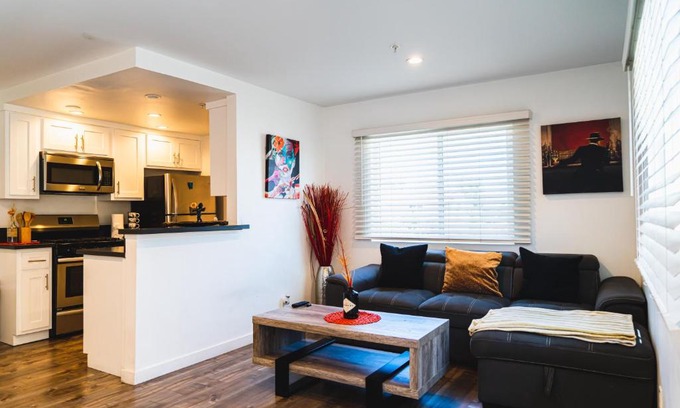 Wilshire Apartment | Modern Remodeled 1-Bedroom Close to Hollywood walk of fame with parking