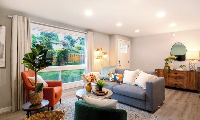 Bryn Mawr-Skyway House | Modern Remodeled 3 BR+2 BA Upper Unit near Airport in Seattle with WiFi and AC