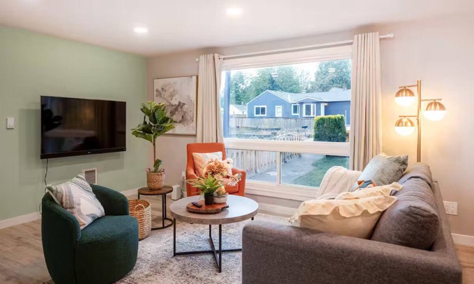 Bryn Mawr-Skyway House | Modern Remodeled 3 BR+2 BA Upper Unit near Airport