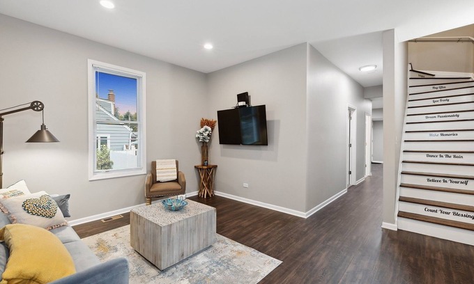 Brookfield House | MODERN RETREAT-DOUBLE LOT W/PERGOLA-FIRE PIT-GAME ROOM-5 MIN TO BROOKFIELD ZOO