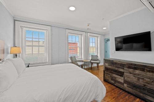 Conway House | Modern Retreat in the Heart of Conway