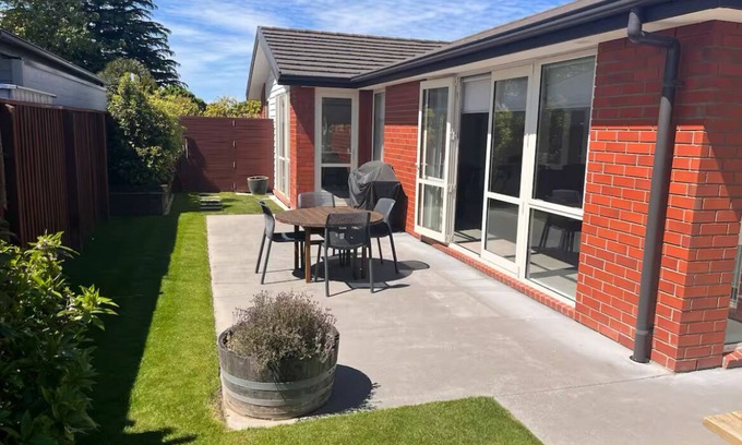Christchurch House | Modern Retreat – Private, Clean & Near Airport.