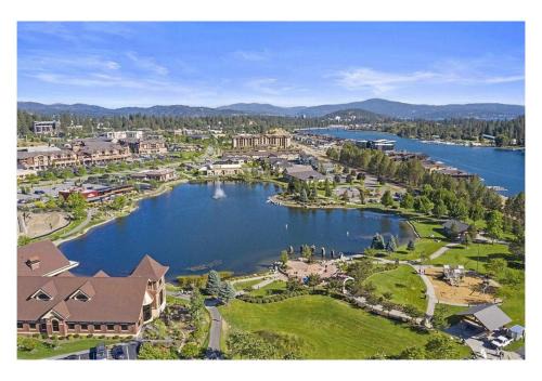 Coeur d'Alene Apartment | Modern Riverstone Condo with Grand Deck - Steps to Shops, Restaurants, Trails and River