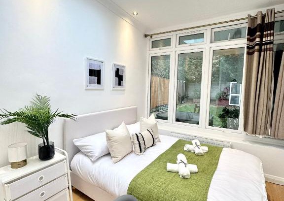 East Acton House | Modern Room in Spacious Home