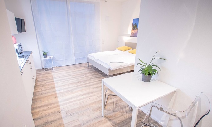 Bruhl-Guterbahnhof Apartment | Modern Room M with Terrace