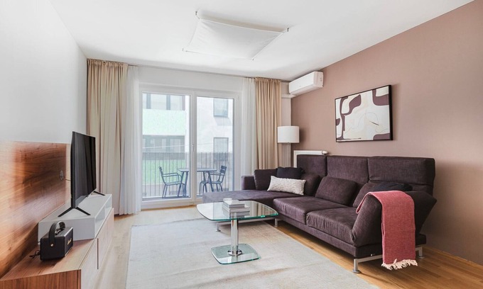 Funfhaus Apartment | Modern Rudolfsheim-Fünfhaus 1BR w/Elevator, by Bluwground